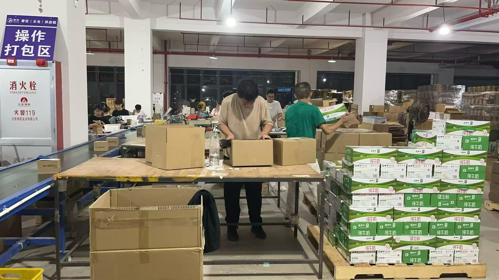 Warehouse packing floor